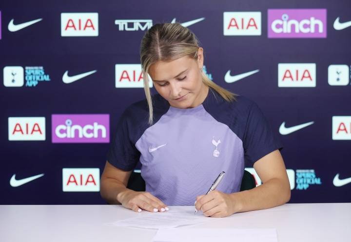 缘约克雷斯前女友现效力热刺女足，两人青梅竹马两度同队效力